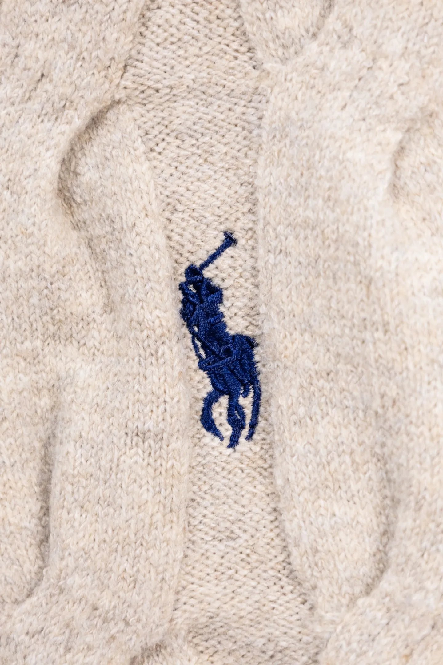 P190 Ralph Lauren 2026 new blended twist craft autumn and winter high-quality double zipper stand collar knitted cardigan jacket. Its design is really amazing. The blended twist craft makes it full of texture. The double zipper stand collar design is not only warm but also super stylish. Wearing it instantly enhances your temperament. Whether it is paired with a dress or jeans, it can be easily worn, showing a high-end feel in autumn and winter. The colors are also super nice, and each one is super elegant. Wearing them while walking on the street will turn heads 100% of the time. 🎺 This autumn and winter, buy yourself a warm and fashionable jacket, so that you can look beautiful in the cold weather. Size: S M L Color: Beige Black Gray